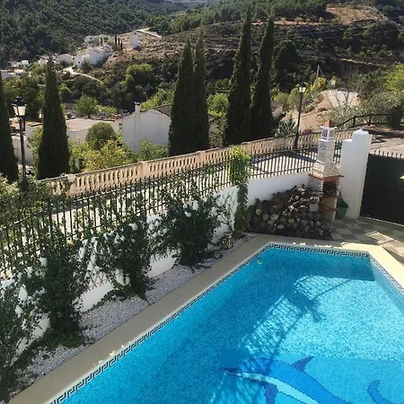 4 Bedrooms With Private Pool Enclosed Garden And Wifi At *