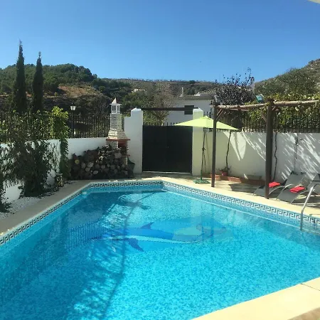 4 Bedrooms With Private Pool Enclosed Garden And Wifi At *